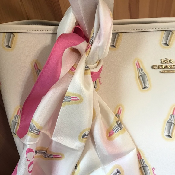 ❤️ 👄 Coach LIPSTICK PRINT SILK DIAMOND SCARF - Picture 7 of 9